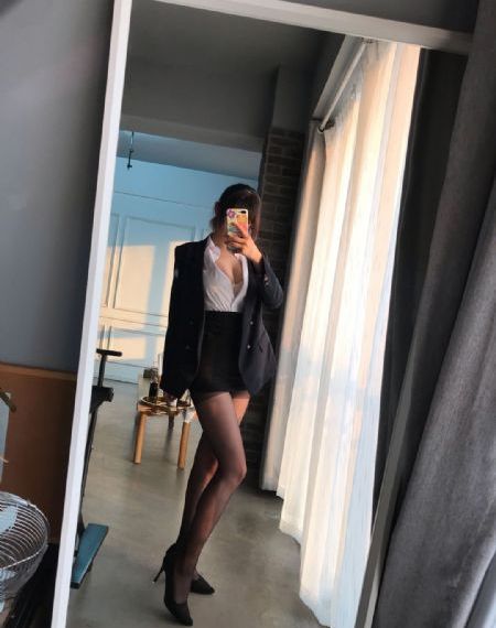 摸进她的内裤里疯狂揉她.视频